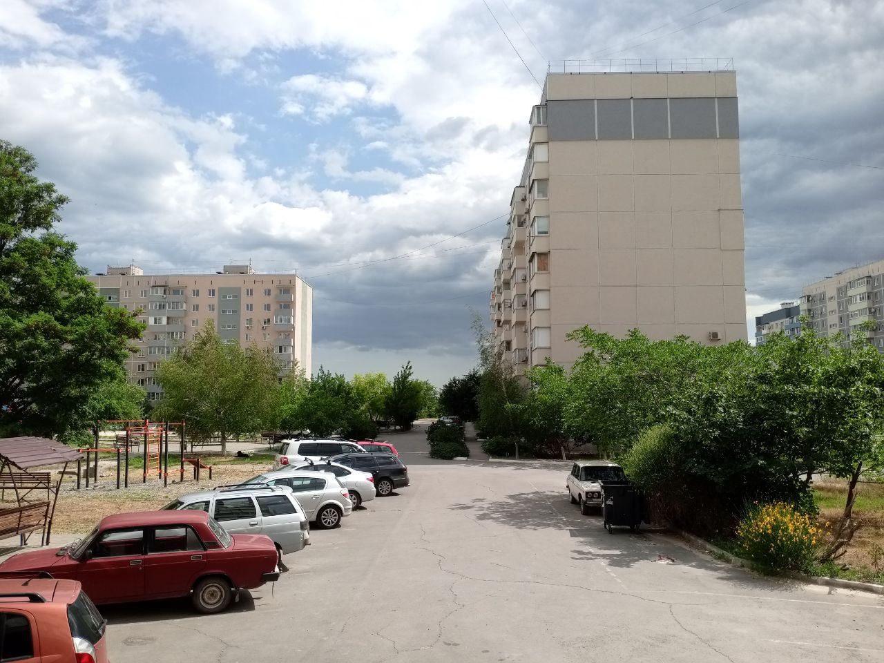 Продам трехкомнатную квартиру на Маршала Жукова в Мариуполе